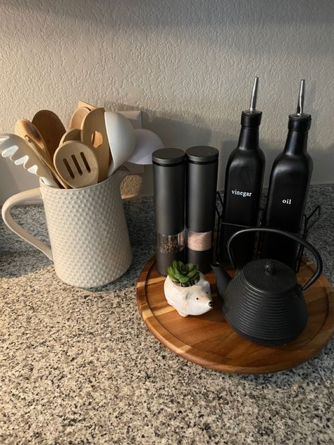 Black Counter Kitchen Decor, Kitchen Utensils Aesthetic, Black And Beige Kitchen, Kitchen Plants Decor, Counter Top Decor, College Kitchen, Kitchen Countertop Decor, Bamboo Kitchen, Cute Apartment