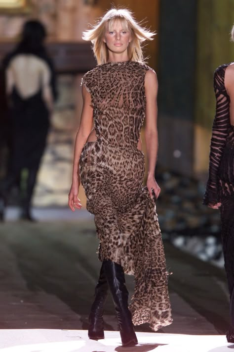 Roberto Cavalli Fall 2001 Ready-to-Wear https://www.vogue.com/fashion-shows/fall-2001-ready-to-wear/roberto-cavalli Cavalli Dress, Runway Fashion Couture, Gq Men, Animal Print Fashion, Nyc Fashion, Year 2024, 2000s Fashion, Stage Outfits, Mode Inspiration