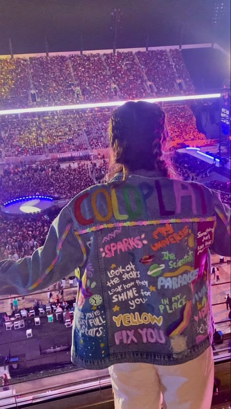 Coldplay Aesthetic Outfit, Coldplay Concert Outfit Ideas Men, Cold Play Concert Outfit Ideas, Coldplay Denim Jacket, Cold Play Aesthetic, Coldplay Concert Outfit Ideas 2023, Coldplay Outfit Ideas, Cold Play Concert Outfit, Coldplay Concert Outfit Ideas 2024