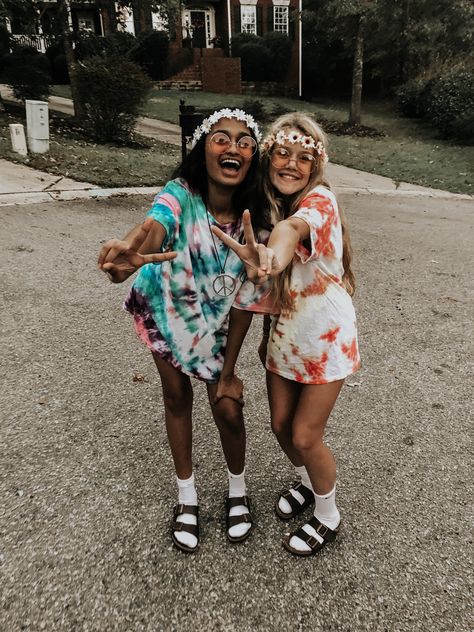 Hippies Halloween Costumes, Easy Hippie Costume, Hippy Outfits Halloween, Hippie Costume Ideas, Hippie Halloween Costumes Diy, Hippie Costume Diy, Hippy Outfits, 2 Person Halloween Costumes, Hippie Halloween Costume