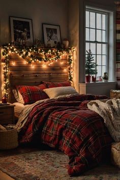 Boy Christmas Room Decor, Farmhouse Bedroom Christmas, Red Christmas Bedroom Decor, Traditional Christmas Bedroom, Green Christmas Decor Bedroom, Decorating Bedroom For Christmas, Christmas Room Decor Ideas Bedrooms, Cozy Bedroom Christmas, Farmhouse Christmas Bedroom Decor