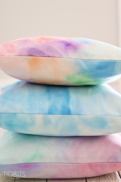 How to mix, paint and set watercolor permanently on fabric for clothing, pillows, and home decor projects in ombre and other colorful designs. Creeper Minecraft, Diy Room Decor For Teens, Watercolor Pillows, Watercolor Fabric, Teen Room Decor, Diy Pillows, Summer Diy, Diy Home Decor Projects, Boho Home