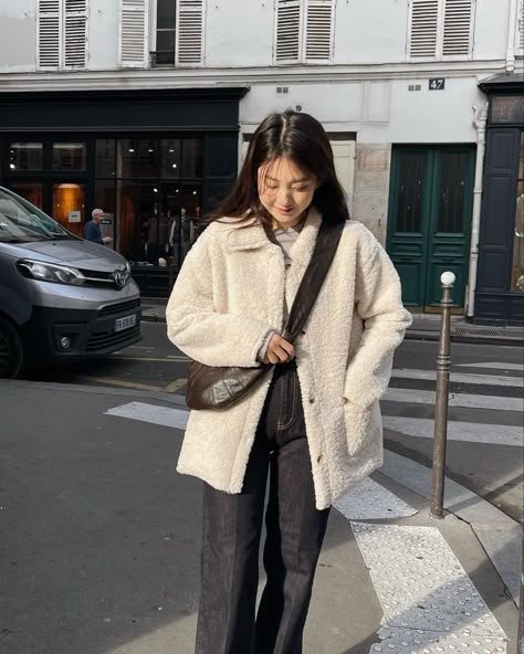 White Teddy Jacket Outfit, Winter Blue Outfit, Korean Winter Fashion Outfits, Korea Winter Outfit, Teddy Jacket Outfit, Invierno Aesthetic, Korean Winter Fashion, Autumn Lookbook, Korea Winter