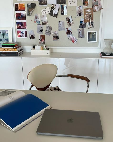 Retro Vintage Room, Minimalistic Desk Setup, Modern Rustic Room, Minimalistic Desk, Studio Workspace, Rustic Room, Vintage Room Decor, Design A Space, Dream Office