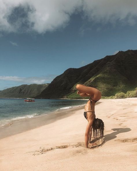 Oahu Hawaii , better than sex beach. A girl doing yoga, handstands on the beach. Split Aesthetic, Jungle Life, Beach Workouts, Adventure Inspiration, Yoga Retreat, Yoga Flow, Calisthenics, Future Life, Yoga Inspiration