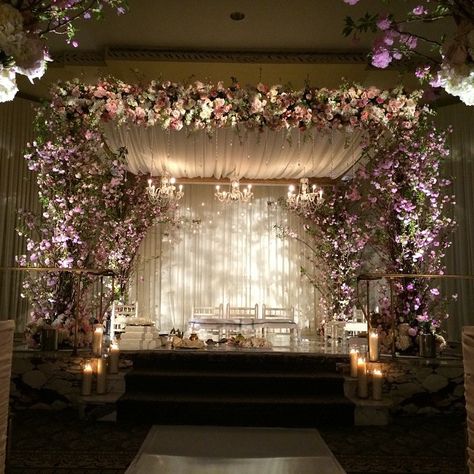 Sikh Wedding Decor, Wedding Ceremony Backdrop Indoor, Hindu Wedding Decorations, Indoor Wedding Decorations, Mandap Design, Wedding Hall Decorations, Wedding Stage Decor, Fresh Cherry, Wedding Stage Design