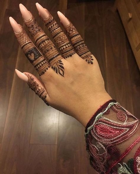 Image Pin Celebrity Inspired Bohemian Mehndi Designs For Modern Brides💫💦 Mehndi Designs Unique Back Hand, Modern Mehndi Designs Unique Back, Modern Mehndi Designs Unique, Mehndi Designs Unique, Traditional Henna Designs, Modern Mehndi, Traditional Henna, Cake Simple, Modern Mehndi Designs