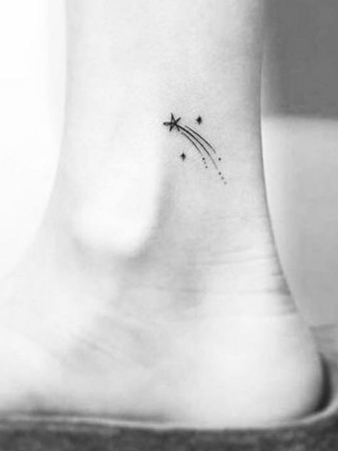 Tatouage étoile filante cheville Finger Tattoo Meaning, Shooting Star Tattoo, Small Star Tattoos, Small Girl Tattoos, Star Tattoo, Finger Tattoo, Discreet Tattoos, Tattoo Meaning, Subtle Tattoos