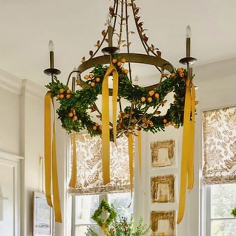 The Proper Peacock on Instagram: "This festive kitchen makes me feel like baking ALL the Christmas cookies! Styling by @margaret_zainey_roux. Photo by @saraessexbradley. As published in a previous year’s holiday issue of @southernhomemag. . . #holidaydecor #christmasdecor #christmasdecorating #decorations #interiordesign #interiordecorating #holidaybaking #traditionalhome #traditionalinteriors #classicstyle #interiorstyling #interiordecor #interiordetails #deckthehalls #classicdesign #classicdecor #classicinteriors #timelessstyle #margaretzaineyroux #saraessexbradleyphotography ##southernhome #southernhomemag" Chandelier Xmas Decor, Chandelier Christmas Decor Ideas, Christmas Wreath Chandelier, Christmas Wreath Kitchen Cabinets, Ornaments On Chandelier, Holiday Chandelier Decor, Decorate Chandelier For Christmas, Chandelier Garland, Holiday Interior Decor