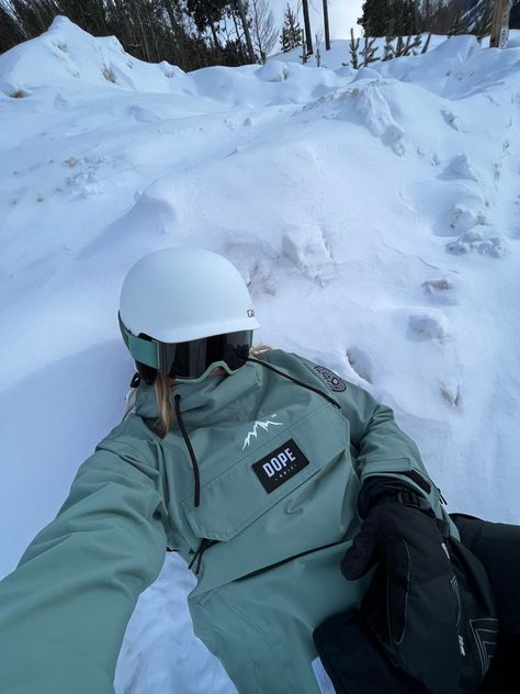 Dope Snow Outfits, Dope Snowboard Outfit, Snowboarding Outfit Aesthetic, Cool Snowboarding Outfit, Snowboard Fits, Granola Girl Winter, Snow Outfit Inspo, Ski Jacket Outfit, Winter Ski Outfit