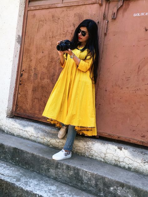 Styling this Kurti with denim and white sneakers Kurti And Shoes Outfit, Kurti Sneakers Outfit, White Kurti On Jeans, Kurti With Shoes, White Kurti Styling Ideas With Jeans, Kurti With Jeans, College Dress, Engagement Photo Outfits Fall, Simple Casual Outfits