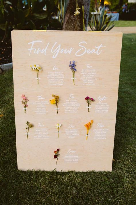 Colorful Wedding Signs, Find Your Seat Ideas, Find Your Table Wedding Ideas, Place Name Ideas, Marque Wedding, Swedish Culture, Wildflower Wedding Theme, Az Wedding, Find Your Seat