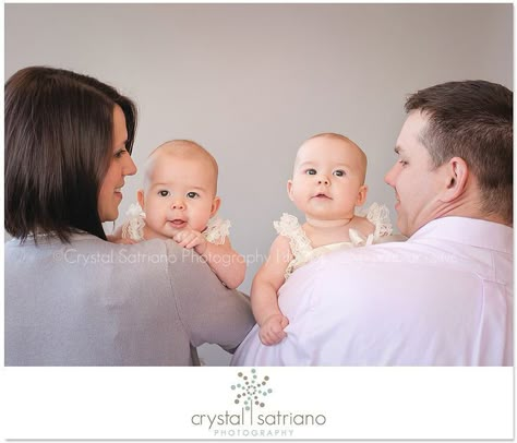 6 Month Twin Picture Ideas, Twin Babies Pictures, Twin Photo Ideas, Twins Photoshoot, Twin Baby Photography, Twin Baby Photos, Twins Photography, 6 Month Pictures, Babies Pictures