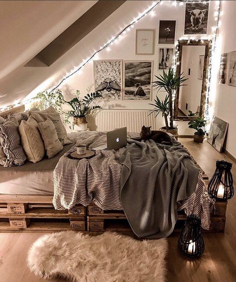 Rustic Bedrooms, Bedroom Inspiration Cozy, Dream Flat, Living Interior, Attic Bedroom, Redecorate Bedroom, Cozy Room Decor, Teen Bedroom Decor, Room Design Bedroom