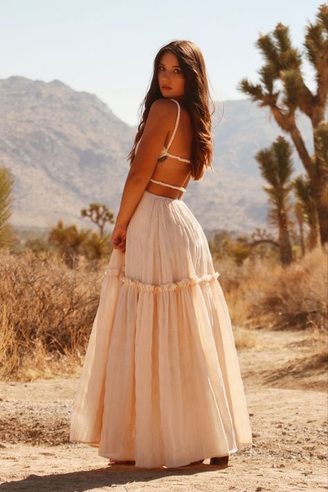 Flowy Dress Photoshoot, Maxi Dress Sleeves, Aesthetic Self Portrait, Senior Pictures Dresses, Cute Senior Pictures, Foto Cowgirl, Senior Photoshoot Poses, Summer Senior Pictures, Long Flowy Dress