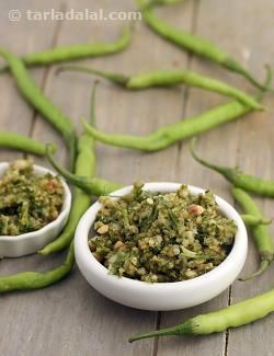 This chatpata dish is sure to add a lot of excitement to your meal! A classic Maharashtrian accompaniment, the Green Chilli Thecha goes best with bhakri, and can be made in small batches and stored in the fridge for 2 to 3 days. A delectably spicy combo of green chillies, garlic, peanuts and coriander, the thecha can be ground in a mixer but will taste even better if you patiently crush it in a mortal-pestle! Banquet Appetizers, Thecha Recipe, Indian Chutney Recipes, Maharashtrian Recipes, Chilli Recipes, Veg Dishes, Mood Food, Fusion Food, Green Chilli