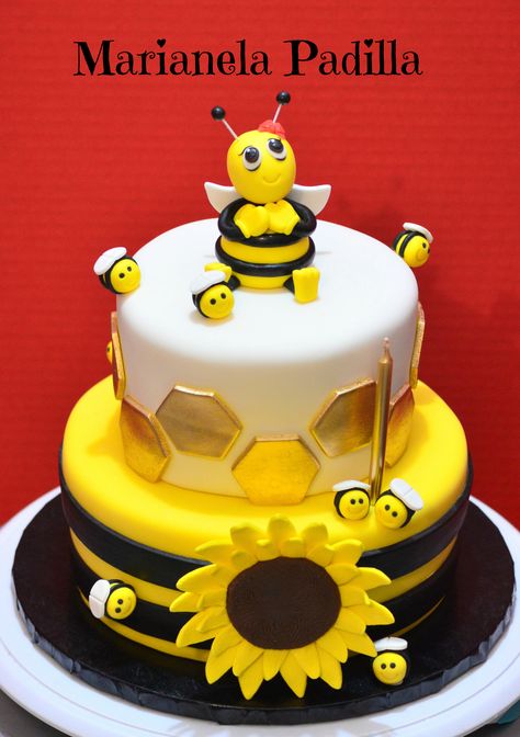 Bumble Bee Cake Ideas, Honey Bee Cake Ideas, Bee Cake Ideas, Bees Cake, Raw Honey Recipes, Bumble Bee Cake, Bee Themed Birthday Party, Bee Cake, Bumble Bee Birthday