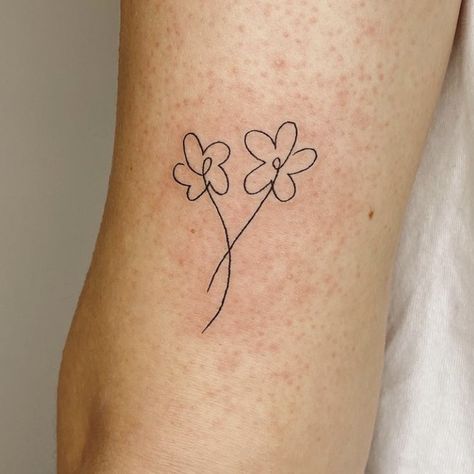 Small Cartoon Flower Tattoo, Daisy Tattoo Fine Line, Daisy Fine Line Tattoo, Single Line Flower Tattoo, Fine Line Daisy Tattoo, Little Flower Tattoo, Pear Tattoo, Fine Line Flower Tattoo, Lil Tattoos