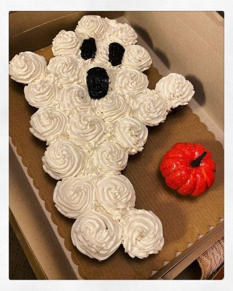 Simple Halloween Cupcake Designs, Ghost Cupcakes Cake, Halloween Cupcake Cake, Halloween Cake Ideas, Scary Halloween Cakes, Halloween Cake Recipes, Easy Cupcakes Decoration, Pull Aparts, Cakes Simple