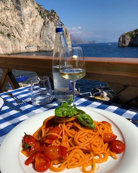 Pasta In Italy, Spaghetti Al Pomodoro, Pasta Aesthetic, Italian Spaghetti, Mykonos Villas, Mediterranean Lifestyle, Capri Italy, Italy Aesthetic, Italian Summer