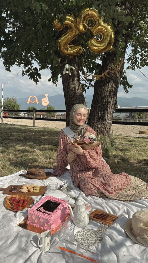 Hijabi Picnic Outfit, Birthday Outfit Hijab, Picnic Birthday Photoshoot, Birthday Photo Ideas Aesthetic, Birthday Picnic Photoshoot, Hijabi Birthday, Picnic Date Ideas, Moroccan Outfit, Picnic Outfit Summer