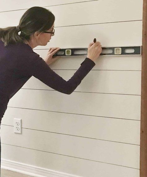 Diy Wall Treatments, Cheap Shiplap Wall, Sharpie Shiplap, Cheap Shiplap, Renter Friendly Diy, Temporary Wall Decor, Cottage Entryway, Renter Friendly Wallpaper, Oil Based Sharpie