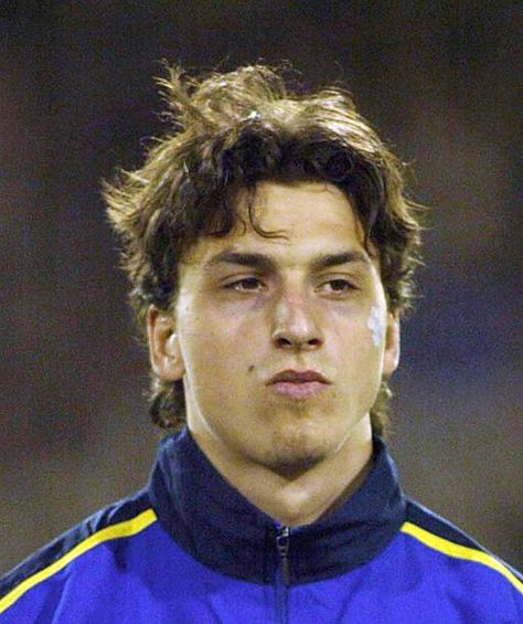 Zlatan Ibrahimovic Wallpapers, Young Football Players, Juventus Wallpapers, Leonardo Dicaprio 90s, Army Infantry, Traditional Hairstyle, Zlatan Ibrahimovic, Zlatan Ibrahimović, Sport Icon