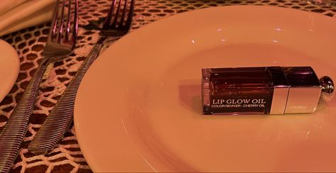 dior lip oil mahogany 📍filomena, washington D.C. #dior #dinner #nyc Dior Lip Oil Mahogany, Dior Lip Oil, Fashion Editorial Makeup, Dior Lip, Makeup Items, Editorial Makeup, Lip Glow, Fashion Editorial, Lip Oil