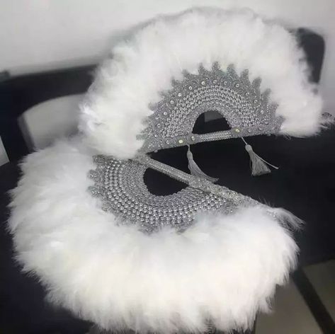 Bridal Handfans, Broach Ideas, Bridal Fans, Fans For Wedding, Feather Hand Fan, Feather Clutch, Bridal Fan, Unique Bouquets, Fans Wedding