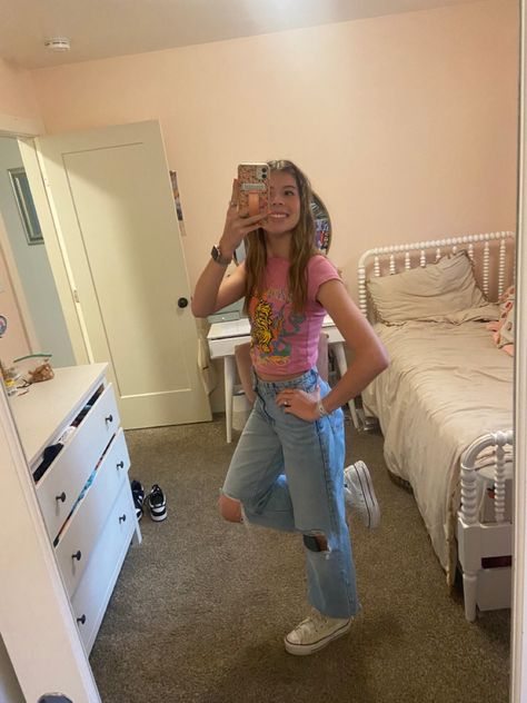 School Outfits Jeans Summer, 80 Degree Weather Outfits School, Preppy Baggy Jeans Outfit, Preppy Mom Jeans Outfit, Jean Outfits Preppy, Back To School Jeans Outfits, Cute Outfits For School Pictures, Simple School Outfits Summer, First Day Of School Outfit With Jeans