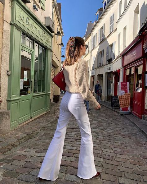 Flared Jeans Outfit Aesthetic, White Flare Pants Outfit, White Flare Jeans Outfit, Places To Go In Paris, Flare Jeans Outfit Winter, White Jeans Outfit Winter, Flare Jean Outfit, Parisian Style Outfit, Winter Outfits Street Style