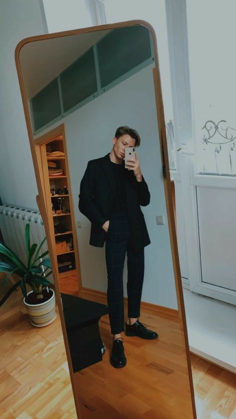 Man Mirror Selfie, Mirror Selfie Poses Men, Fashion Mirror Selfie, Apple Lifestyle, Mirror Selfie Men, Pose Men, Men Pose, Men Models, Male Portrait Poses