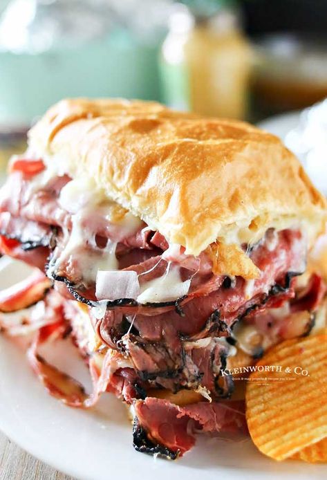 Hot Pastrami Sandwich, Pastrami Sandwich Recipe, Pastrami Recipe, Hot Sandwich Recipes, Sandwhich Recipes, Best Sandwich Recipes, Pastrami Sandwich, Sandwich Ideas, Gourmet Sandwiches