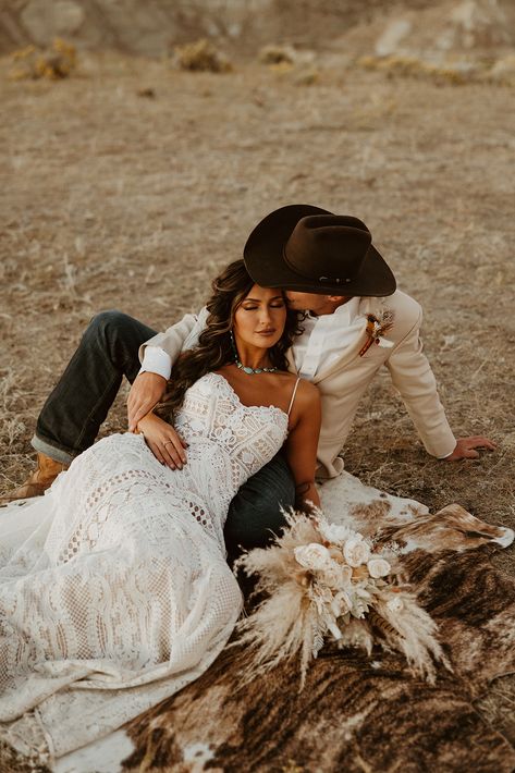 Western Groom Attire, Bohemian Western Wedding, Wedding Ideas Western, Fall Western Wedding, Boho Terracotta Wedding, Wedding In Montana, Country Wedding Pictures, Country Western Wedding, Country Wedding Photos