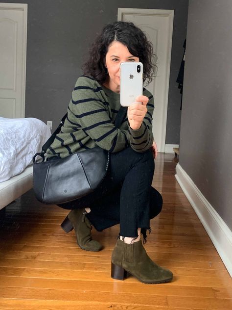 Green Boots Outfit Fall, Olive Green Ankle Boots Outfit, Olive Green Boots Outfit Winter, Green Booties Outfit, Green Boots Outfit, Chelsea Boots With Jeans, Green Shoes Outfit, Ankle Boots Outfit Fall, Booties Outfit Fall