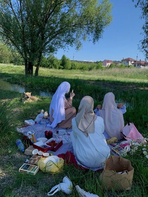 Picnic Inspiration, Hijabi Aesthetic, Picnic Date, Love In Islam, Muslimah Aesthetic, Muslim Lifestyle, Hijabi Girl, Dream Lifestyle, Friendship Goals