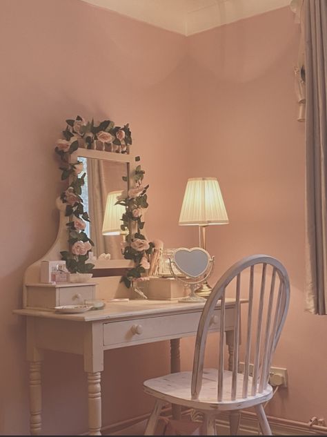 Pink Core Room, Bridgerton Room Decor, Croquette Aesthetic Room Pink, Feminine Room Aesthetic, Small Bedroom Coquette, Coquette Room Aesthetic Pink Small Rooms, Coutteqe Bedroom, Couqutte Desk, Girly Dorm Room