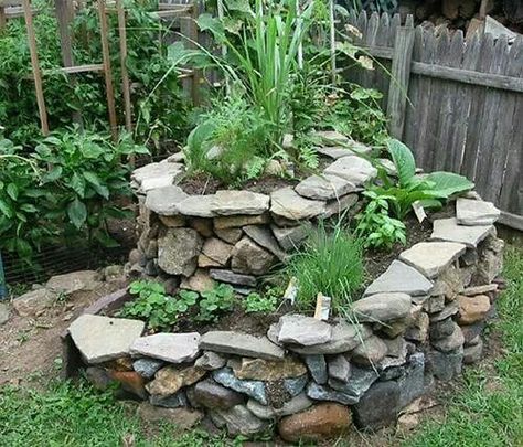 Pretty herb spiral! Herb Spiral, Spiral Garden, Herb Garden Design, Permaculture Gardening, Permaculture Design, Have Inspiration, The Secret Garden, Garden Layout, Outdoor Ideas