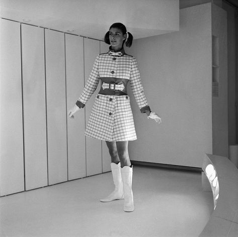 Space Age Fashion, Andre Courreges, Fashion 1960s, Sixties Fashion, Mod Fashion, 1960s Fashion, White Boots, Vogue Italia, 60s Fashion