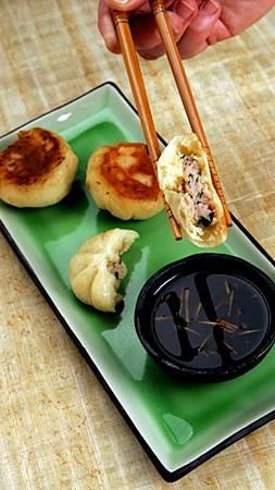 Pan-fried pork and scallion mini buns (Sheng jian baozi) Scallion Buns, Baozi Recipe, Mini Dumplings, Sheng Jian Bao, Filled Dumplings, Fried Buns, Bao Zi, Shanghai Style, Dim Sum Recipes