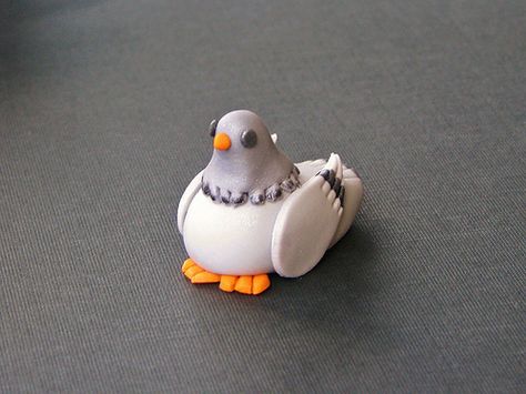 Pigeon Fondant Topper Pigeon Cake, Clay Pigeon, Jumping Clay, Clay Pigeons, The Pigeon, Clay Birds, Fondant Animals, Clay Crafts Air Dry, Modeling Clay