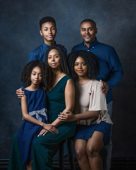 Black Family Of 4 Photoshoot, Family Of 5 Picture Ideas Studio, Family Of 5 Studio Photoshoot, Family Of 5 Adults Picture Ideas, Family Poses Studio, Jcpenny Photos Family, Family Of 6 Studio Portraits, Big Family Photoshoot Ideas Studio, Family Portrait Poses Studio