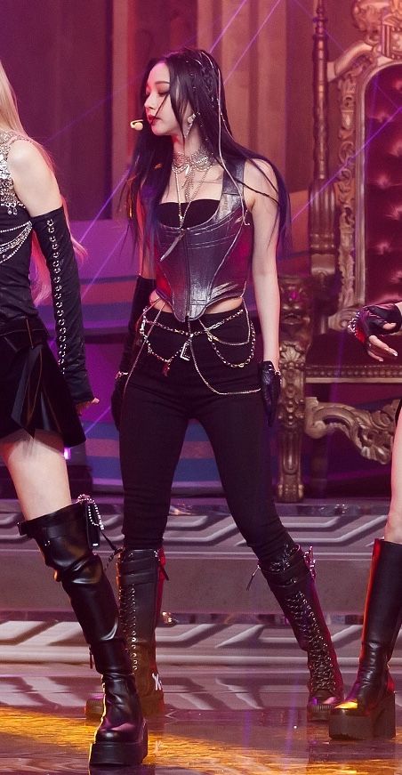 K Pop Black Outfit, Kpop Rock Outfit, Pop Star Aesthetic Fashion, Karina Aespa Stage Outfit, Kpop Leather Outfit, Karina Stage Outfit, Kpop Outfits Female, Pop Star Outfit Ideas, Aespa Outfits Stage