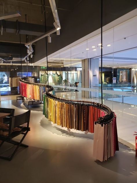 Textile Store Design, Fabric Showroom Design, Large Store Design, Window Display Fabric Store, Curtains Store Design, Show Room Design Fashion, Textile Retail Store Design, Cloth Display Ideas, Textile Booth Design