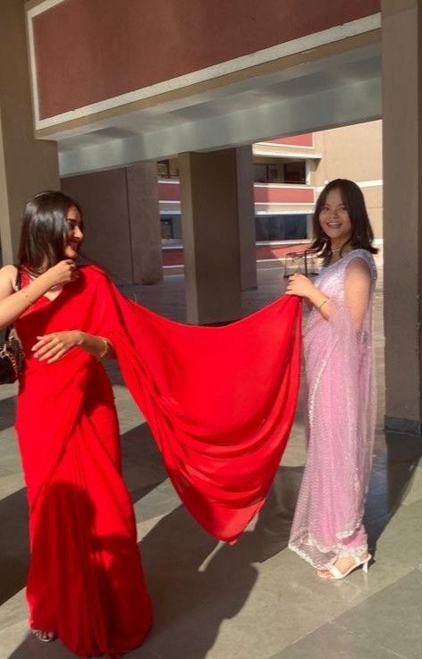 Saree Duo Poses, Aesthetic Saree Poses With Friends, Eid Poses, Bestie Poses, Diy Tulle Skirt, Sisters Photoshoot Poses, Bff Poses, Simple Saree Designs, Sisters Photoshoot