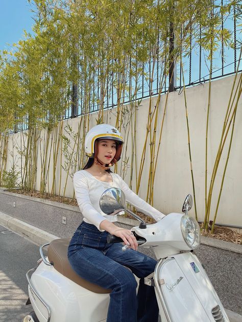 Aesthetic Bike Ride, Vespa Helmet, Consert Outfits, Aesthetic Bike, Motorcross Bike, Crop Top With Jeans, Scooter Girl, Selfie Poses Instagram, Lady Biker