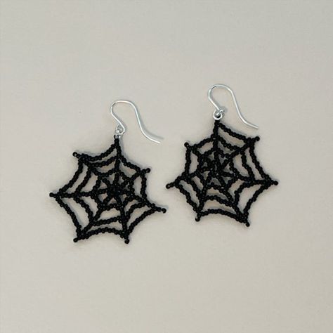 Make Spider Web, Spider Web Earrings, Halloween Beaded Jewelry, Anting Manik, Beaded Earrings Tutorials, Beaded Earrings Diy, Halloween Beads, Jewerly Beads, Beading Jewelery