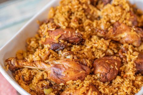 Locrio - Dominican One Pot Chicken and Rice Dominican Dinner Ideas, Dominican Chicken And Rice, Dominican Chicken, Dominican Rice, Dominicano Recipes, One Pot Chicken And Rice, Easy Beef And Broccoli, Rice And Beans Recipe, South American Recipes