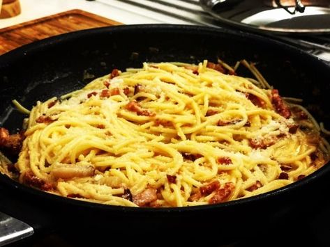 Videorecept: Tradičné talianske špagety Carbonara - Pravá tradičná talianska klasika - špagety Carbonara. Vedeli ste, že Taliani ich pripravujú bez smotany? Carbonara Video, Italy Spaghetti, Gluten Free Recipe, Sweet Potato Noodles, Spaghetti Carbonara, Home Beauty Tips, Gluten Free Recipes, Italian Recipes, Free Food