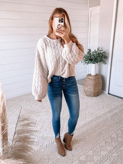 Cream Sweater Jeans Outfit, Sweater Thanksgiving Outfit, Jeans And White Sweater Outfit, White Sweater And Boots Outfit, Cute Jeans And Sweater Outfit, White Sweater Jeans Outfit, White Sweater Outfit Spring, Beige Everyday Fall Sweater, Everyday Cream Sweater For Fall